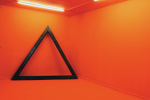 „Der Beginn des Endes“, Holz, Ruß, 225cm x 250cm x 14 cm, orangener Raum: Pigment und Dispersionsfarbe